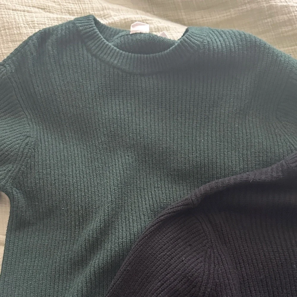 GAP CashSoft Black and Green Crewneck Sweaters Kids 2 Pack - Picture 5 of 5